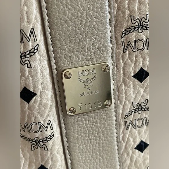 📌SOLD📌 MCM Beige Women's Liz Shopper Visetos Medium No Zip Pouch With Dustbag - Picture 4 of 10